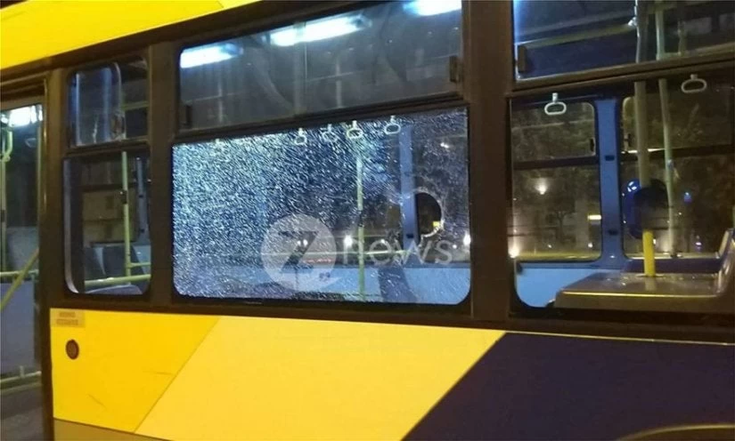 Επίθεση σε λεωφορείο του ΟΑΣΑ: Μεθυσμένος πέταξε μπουκάλι – Δύο τραυματίες (φωτο)